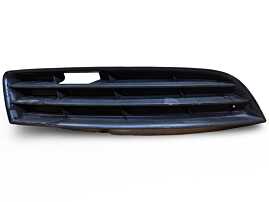 Grila Ornament Proiector Dreapta de pe Bara Spoiler Fata Volkswagen Passat B6 2005 - 2010 Cod 3C0853666 (O Prindere Rupta) [N5103]