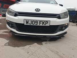 Bara Spoiler Fata cu Grile Proiectoare si Spalatoare cu Imperfectiuni Volkswagen Scirocco 2008 - 2014 Culoare LB9A [Q0927]