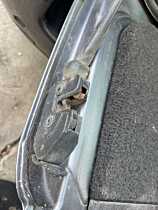 Incuietoare Broasca Stanga de la Capac Inferior Hayon Haion Portbagaj Superior Land Rover Range Rover Vogue 2002 - 2009 [C7125]