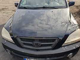 Capota Motor cu Grila si Emblema Kia Sorento NFL Non Facelift 2002 - 2006 Culoare YC [C8137] (Vopsea sarita pe grila si emblema,mici ciupituri de vopsea in partea fata a capotei)