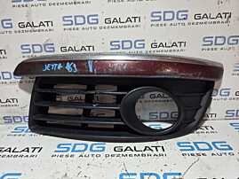 Grila Ornament Proiector Ceata Stanga de pe Bara Spoiler Fata cu Vopsea Sarita Volkswagen Jetta 3 2005 - 2010 Cod 1K0853665K [N6805]