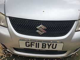 Grila Centrala cu Emblema Sigla de pe Bara Spoiler Fata Suzuki SX4 Sedan 2007 - 2014 [Q4451]
