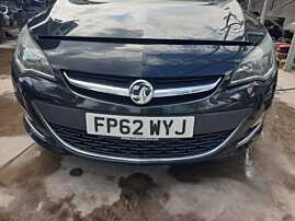 Bara Spoiler Fata Completa cu Grile si Proiectoare FARA Locas Senzori Parcare cu Imperfectiuni Opel Astra J FL Facelift 2012 - 2016 Culoare Z GAR Z22C [Q4618]