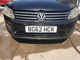 Bara Spoiler Fata cu Grile Inferioare si Locas Pentru Senzori Parcare Volkswagen Passat B7 2010 - 2015 Culoare Negru LC9X (Prezinta Zgarieturi si Defecte) [Q5682]