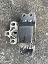 Suport Tampon Motor Stanga de la Cutie Viteze Manuala 6 Trepte Volkswagen Passat B7 2.0 TDI CFFA CFFB CFGB CLLA CFGC 2005 - 2010 Cod 3C0199555AA [C3792]